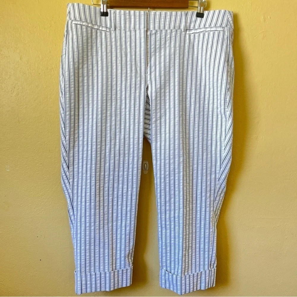 LANE BRYANT women’s cropped pants. Size: 18 The Lena Style. Color: blue/white.